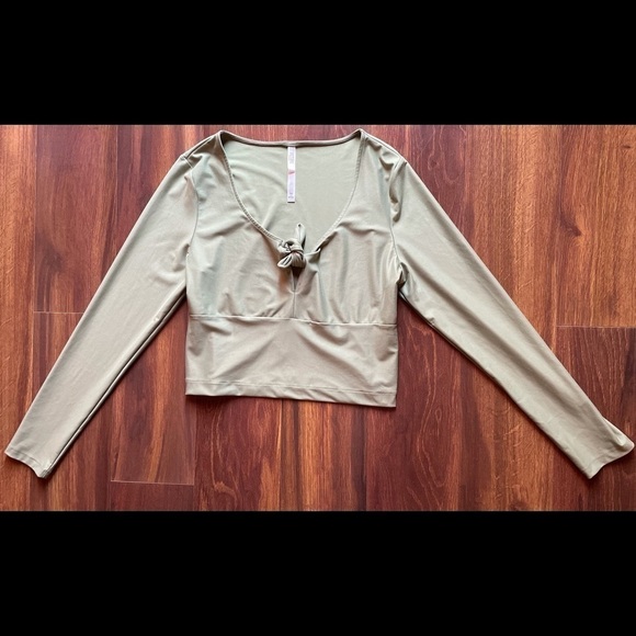 🌿SUMMER SALE🌿VICTORIA SPORT Crop Top Long Sleeve Green size Large - Picture 1 of 11